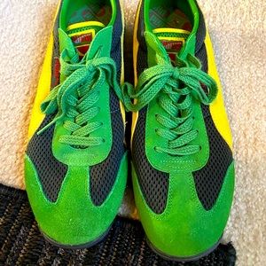 Men’s US size 10 PUMA sneakers